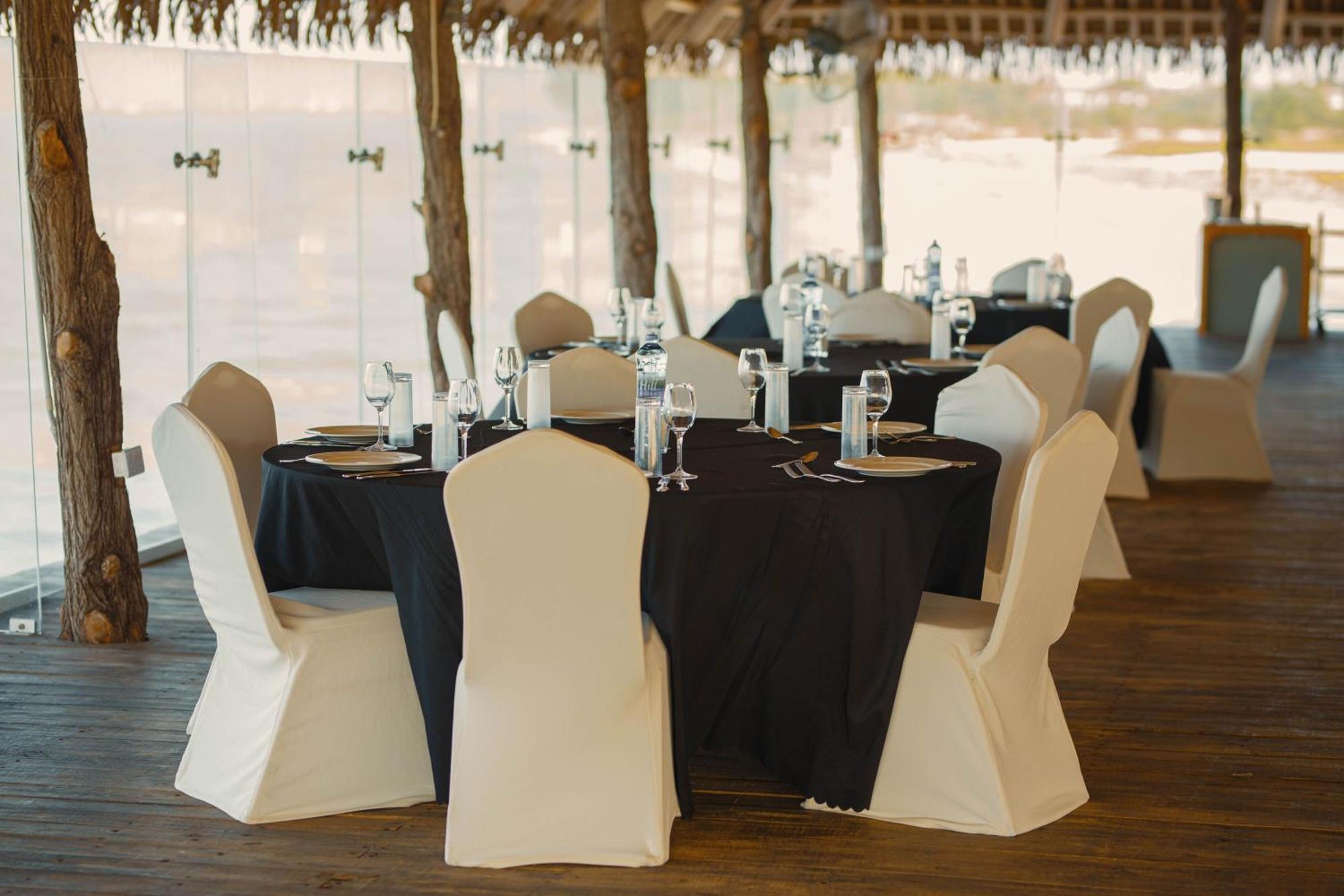 Giraffe Beach Hotel Dar es Salaam Exterior photo